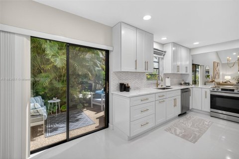 House in Boca Raton, Florida 2 bedrooms, 172.43 sq.m. № 1929942 - photo 14