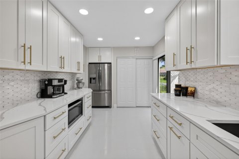 House in Boca Raton, Florida 2 bedrooms, 172.43 sq.m. № 1929942 - photo 9