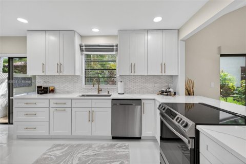 House in Boca Raton, Florida 2 bedrooms, 172.43 sq.m. № 1929942 - photo 8