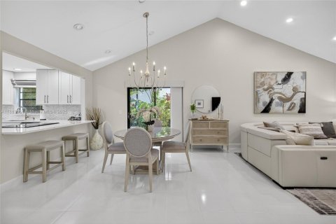 House in Boca Raton, Florida 2 bedrooms, 172.43 sq.m. № 1929942 - photo 5