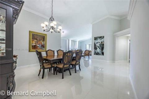 House in Pembroke Pines, Florida 4 bedrooms, 246.66 sq.m. № 2041576 - photo 13