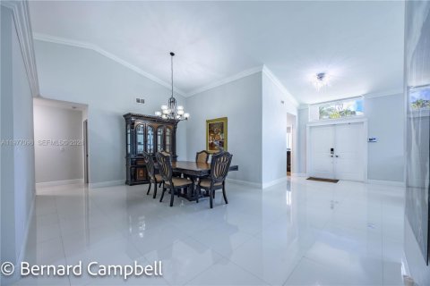 House in Pembroke Pines, Florida 4 bedrooms, 246.66 sq.m. № 2041576 - photo 14