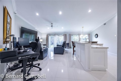 House in Pembroke Pines, Florida 4 bedrooms, 246.66 sq.m. № 2041576 - photo 7
