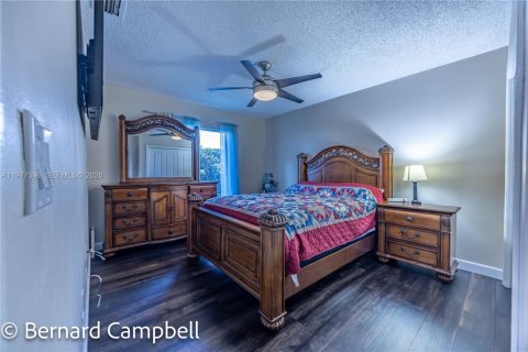 House in Pembroke Pines, Florida 4 bedrooms, 246.66 sq.m. № 2041576 - photo 28