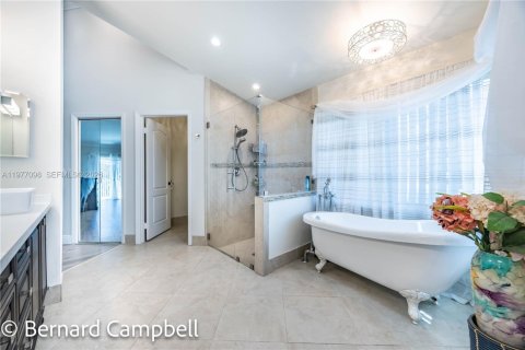 House in Pembroke Pines, Florida 4 bedrooms, 246.66 sq.m. № 2041576 - photo 23