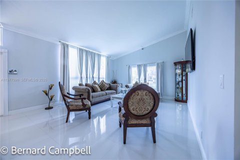 House in Pembroke Pines, Florida 4 bedrooms, 246.66 sq.m. № 2041576 - photo 15