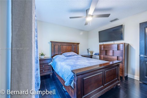 House in Pembroke Pines, Florida 4 bedrooms, 246.66 sq.m. № 2041576 - photo 27
