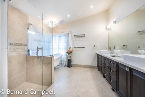 House in Pembroke Pines, Florida 4 bedrooms, 246.66 sq.m. № 2041576 - photo 22
