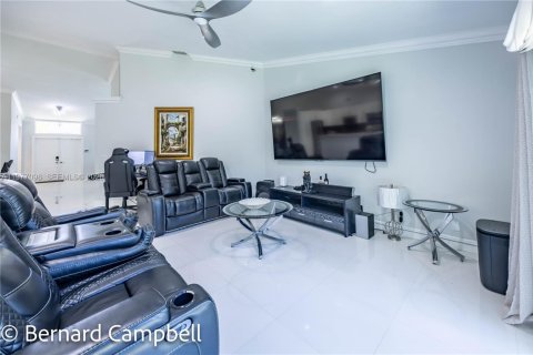 House in Pembroke Pines, Florida 4 bedrooms, 246.66 sq.m. № 2041576 - photo 10