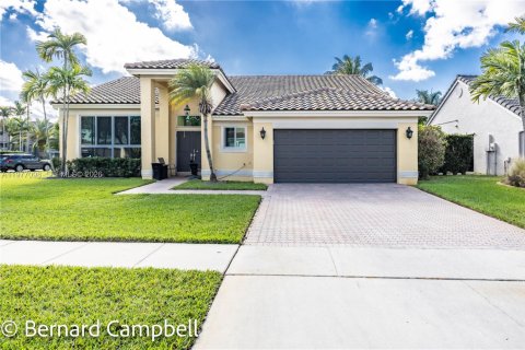 House in Pembroke Pines, Florida 4 bedrooms, 246.66 sq.m. № 2041576 - photo 2