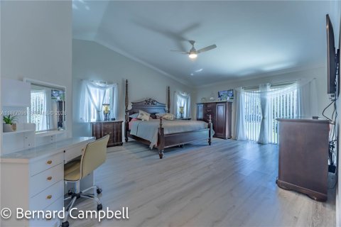 House in Pembroke Pines, Florida 4 bedrooms, 246.66 sq.m. № 2041576 - photo 20