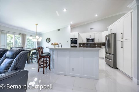 House in Pembroke Pines, Florida 4 bedrooms, 246.66 sq.m. № 2041576 - photo 5