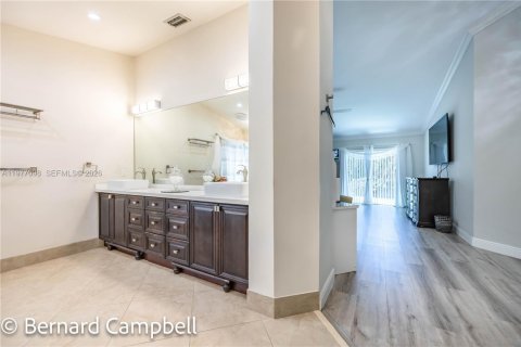 House in Pembroke Pines, Florida 4 bedrooms, 246.66 sq.m. № 2041576 - photo 24