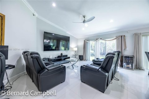House in Pembroke Pines, Florida 4 bedrooms, 246.66 sq.m. № 2041576 - photo 11