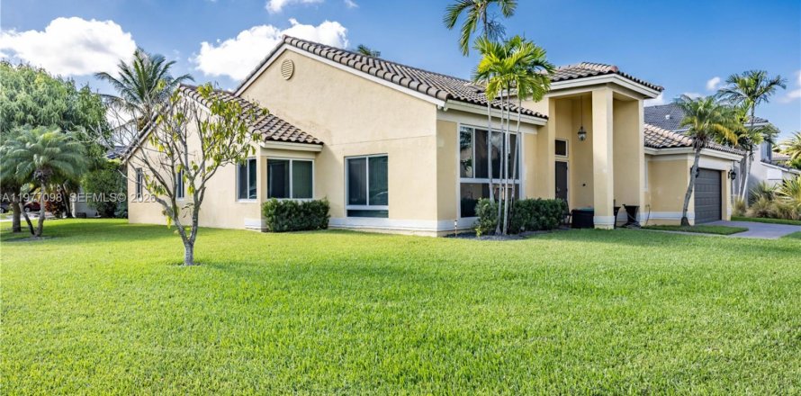 House in Pembroke Pines, Florida 4 bedrooms, 246.66 sq.m. № 2041576