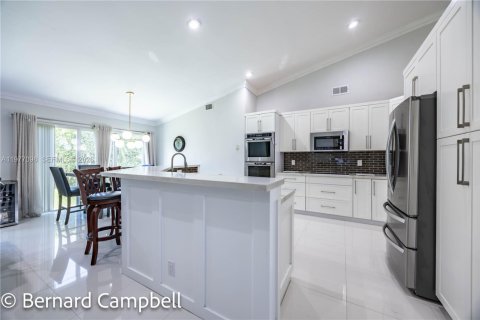 House in Pembroke Pines, Florida 4 bedrooms, 246.66 sq.m. № 2041576 - photo 3