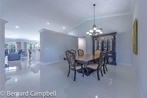 House in Pembroke Pines, Florida 4 bedrooms, 246.66 sq.m. № 2041576 - photo 12