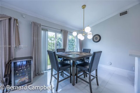 House in Pembroke Pines, Florida 4 bedrooms, 246.66 sq.m. № 2041576 - photo 8