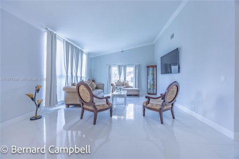 House in Pembroke Pines, Florida 4 bedrooms, 246.66 sq.m. № 2041576 - photo 16