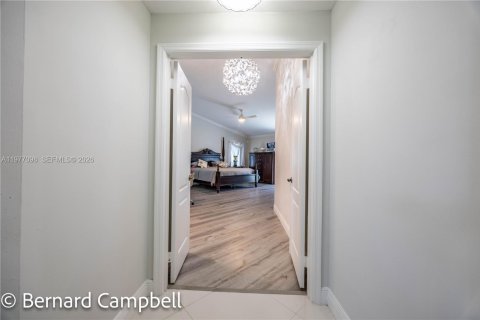 House in Pembroke Pines, Florida 4 bedrooms, 246.66 sq.m. № 2041576 - photo 17