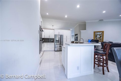 House in Pembroke Pines, Florida 4 bedrooms, 246.66 sq.m. № 2041576 - photo 4