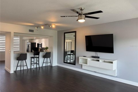 Condo in Largo, Florida, 2 bedrooms  № 2201155 - photo 14