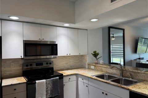 Condo in Largo, Florida, 2 bedrooms  № 2201155 - photo 22