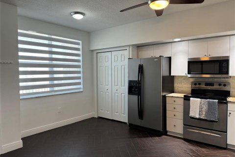 Condo in Largo, Florida, 2 bedrooms  № 2201155 - photo 23