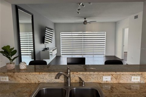Condo in Largo, Florida, 2 bedrooms  № 2201155 - photo 25