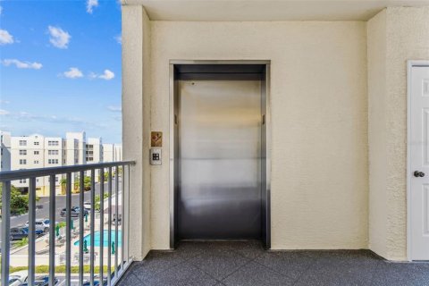 Condo in Largo, Florida, 2 bedrooms  № 2201155 - photo 13