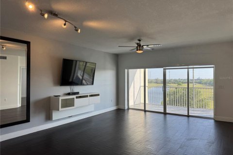 Condo in Largo, Florida, 2 bedrooms  № 2201155 - photo 18