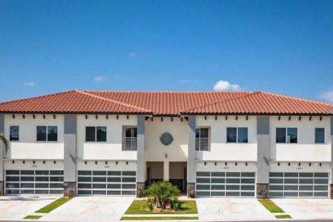 Adosado en venta en Davenport, Florida, 4 dormitorios, 210.7 m2 № 1884185 - foto 1