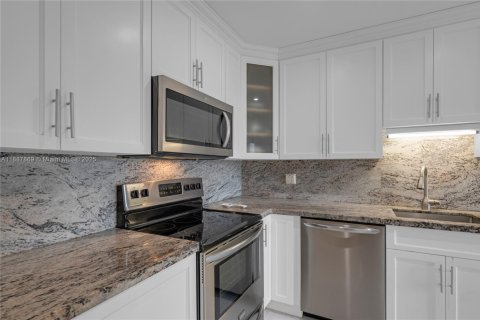 House in Boca Raton, Florida 2 bedrooms, 123.75 sq.m. № 1939124 - photo 11