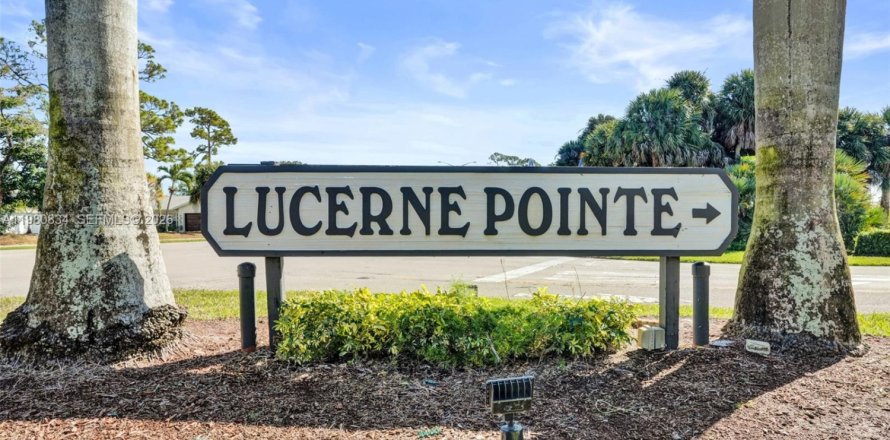 Кондоминиум с 2 спальнями в Лейк-Уорт, Флорида № 2043499