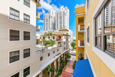 Condo in Miami, Florida, 2 bedrooms № 2070365 - photo 9