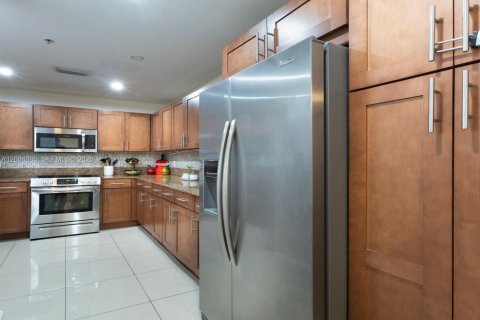 Condo in Miami, Florida, 2 bedrooms № 2070365 - photo 2