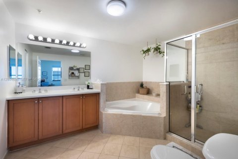 Condo in Miami, Florida, 2 bedrooms № 2070365 - photo 14