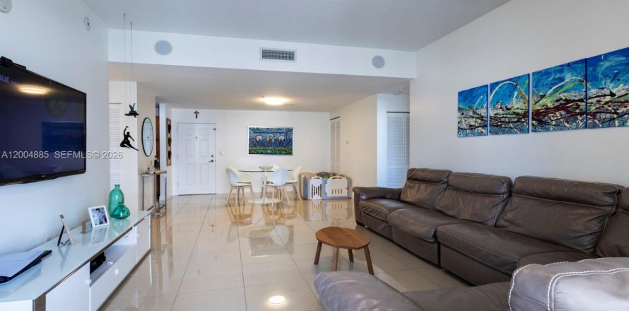 Condo in Miami, Florida, 2 bedrooms № 2070365