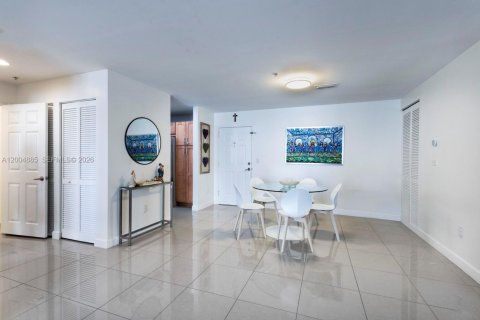 Condo in Miami, Florida, 2 bedrooms № 2070365 - photo 11