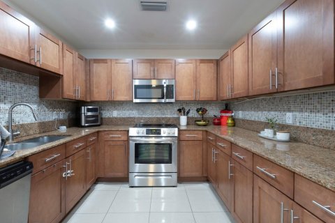 Condo in Miami, Florida, 2 bedrooms № 2070365 - photo 3