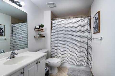Condo in Miami, Florida, 2 bedrooms № 2070365 - photo 16