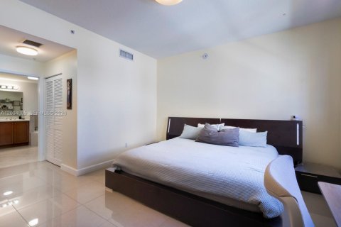 Condo in Miami, Florida, 2 bedrooms № 2070365 - photo 13