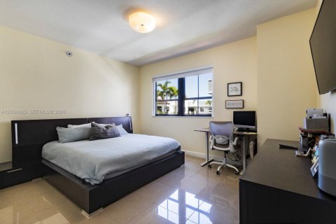 Condo in Miami, Florida, 2 bedrooms № 2070365 - photo 12