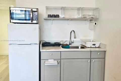 Купить кондоминиум в Халландейл-Бич, Флорида 1 спальня, 29.73м2, № 1897181 - фото 3