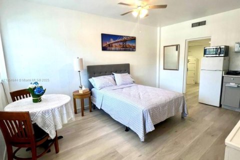 Купить кондоминиум в Халландейл-Бич, Флорида 1 спальня, 29.73м2, № 1897181 - фото 1