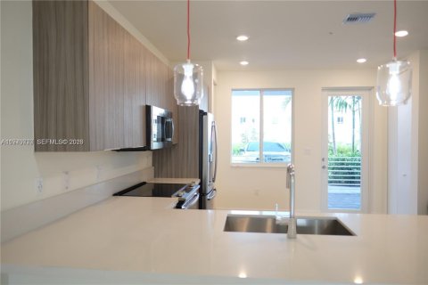 Снять в аренду кондоминиум в Дорал, Флорида 3 спальни, 122.17м2, № 2033845 - фото 4