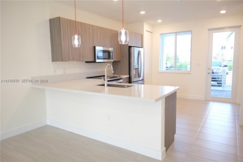 Снять в аренду кондоминиум в Дорал, Флорида 3 спальни, 122.17м2, № 2033845 - фото 6