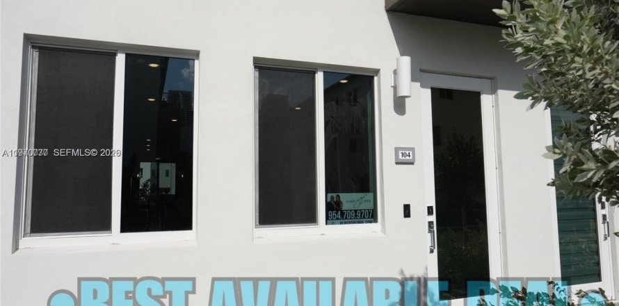 Кондоминиум с 3 спальнями в Дорал, Флорида в LANDMARK № 2033845