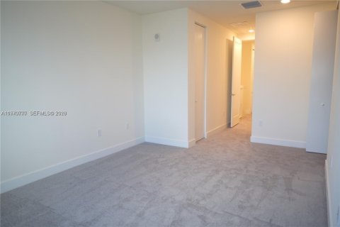 Снять в аренду кондоминиум в Дорал, Флорида 3 спальни, 122.17м2, № 2033845 - фото 12