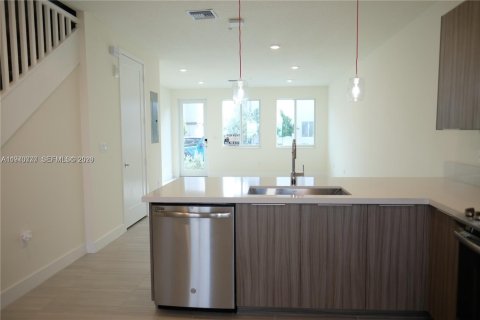 Снять в аренду кондоминиум в Дорал, Флорида 3 спальни, 122.17м2, № 2033845 - фото 8